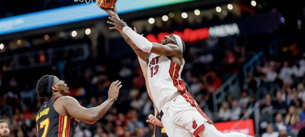  巴特勒回归赛场，突破纪录首场状态亮眼，老鹰观众沸腾！