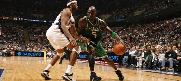 詹姆斯在勇士比赛中高光表现，战术调整引发热议！