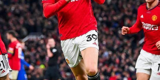 包含贝林厄姆遭遇争议红牌，曼联乘势反超比分完成逆转的词条