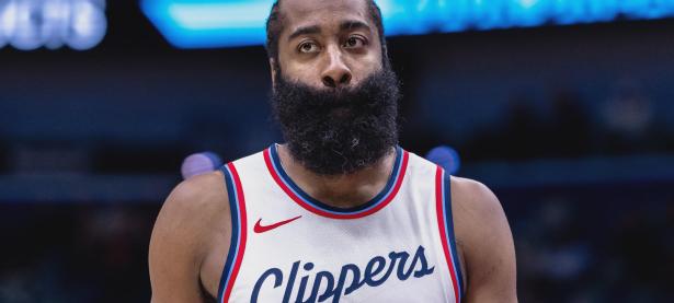  哈登复出首秀得18分 